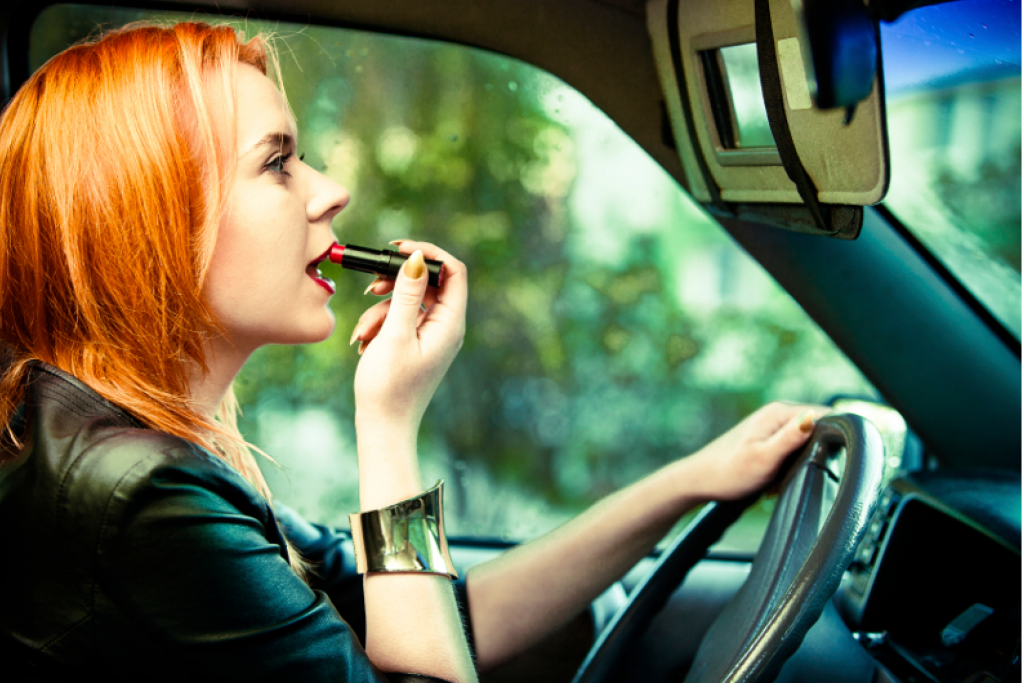 makeup in car MotorOne